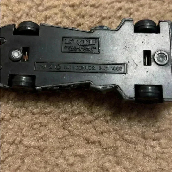 Vintage 1989 ERTL Batmobile black and yellow car, 1:64 scale - Picture 6 of 6